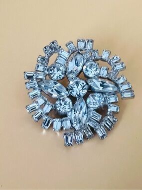 Vintage La Rel clear rhinestones flower brooch, Silver tone